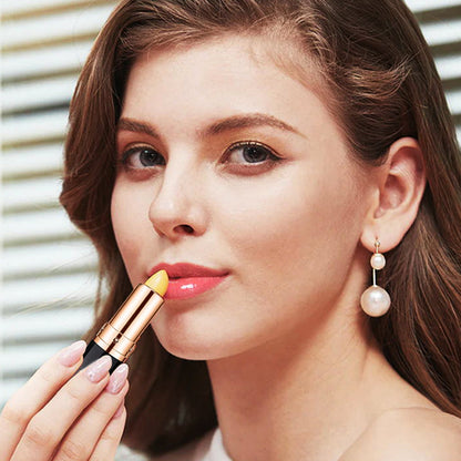 Hydratačný balzam na pery, ktorý mení farbu