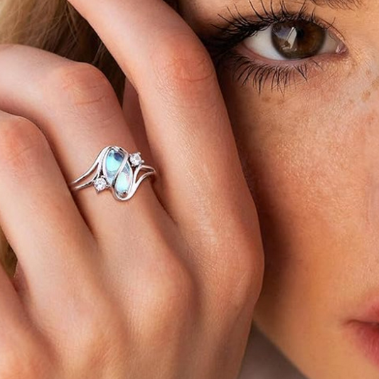 Geometrický oválny prsteň s akcentmi z cirkonu