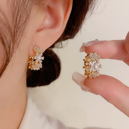 Cercei tip cerc cu buchet floral elegant și strălucitor ✨