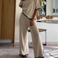Top cu guler rotund și mânecă scurtă, pantaloni cu inserții, costum din două piese