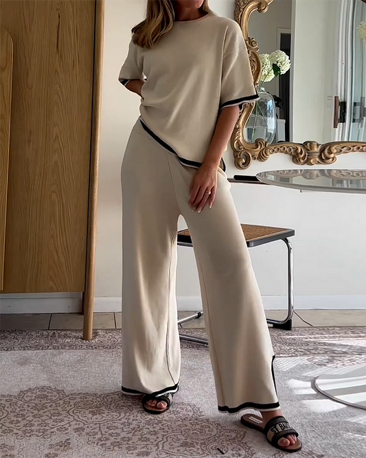 Top cu guler rotund și mânecă scurtă, pantaloni cu inserții, costum din două piese