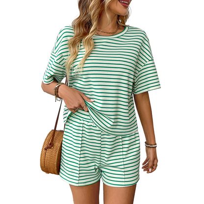 Tricou cu dungi pentru femei și set de două piese cu pantaloni scurți